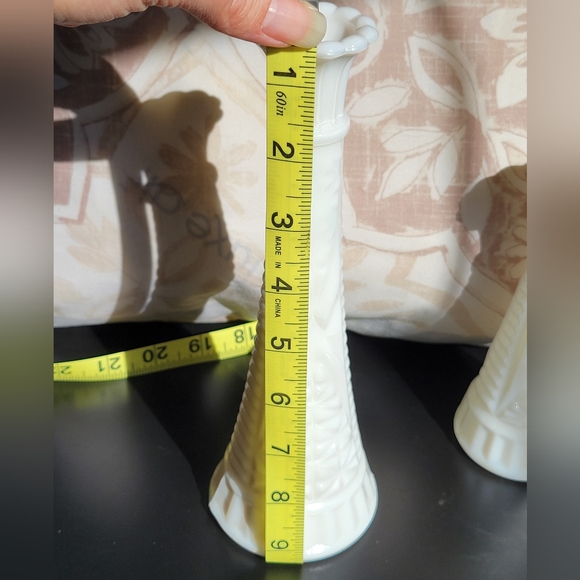 Pair of Vintage White Milk Glass Vases featuring a Stars and Bars Pattern - Picture 9 of 11